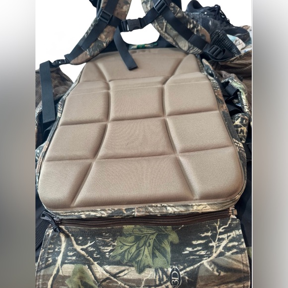 Cabela’s Camo Hunting Vest with Seat & Turkey Call Case Small-Large - Picture 3 of 13